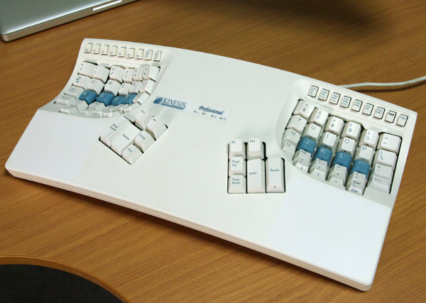 図10　知人からいただいた、筆者のKINESIS Professional。操作には多少の慣れが必要