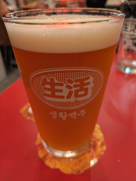 生活と書かれたビールグラス