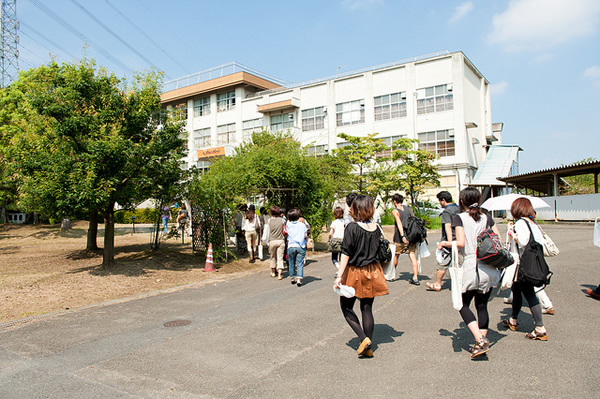 登校風景。秋晴れの中、校舎の中で学びます