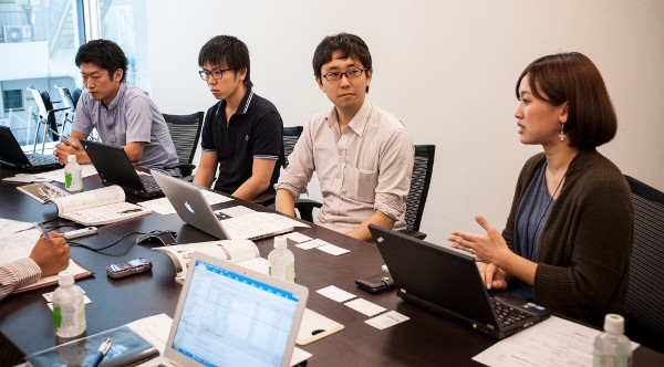 写真　（左から）安田氏、内藤氏、藤坂氏、松井氏