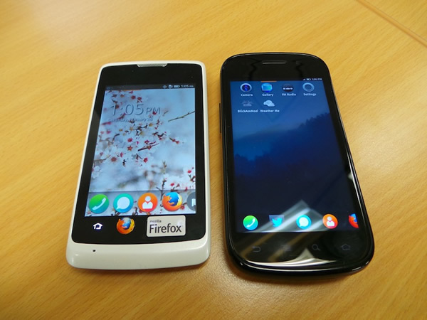 会場で回覧されたFirefox OSがインストールされた端末。黒い方は、筆者のNexus S