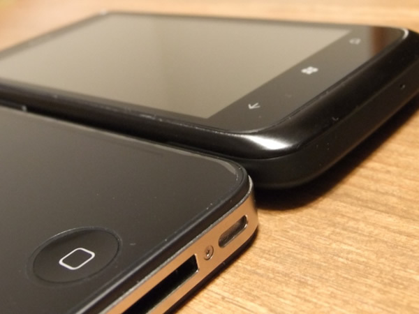 iPhone 4の厚み比較。HTC Trophyの厚みがある