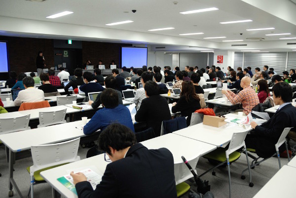 セミナー会場のビルは地下鉄東西線竹橋駅に直結。地理的にも規模的にも設備的にも理想的だ。