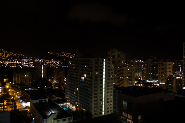 明日の再会に思いをはせながら、ぼーっと眺めるワイキキの夜景。