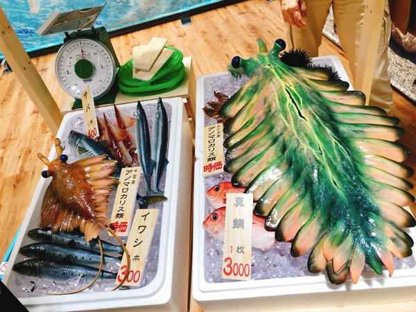 会場入口には、実物大のアノマロカリス類が並んだ魚屋風の屋台がお出迎え。まるで市場のような鮮度？！