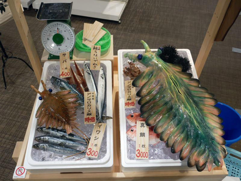 見どころの1つ。実物大のアノマロカリス類が並んだ魚屋風の屋台。まるで市場のような鮮度？！