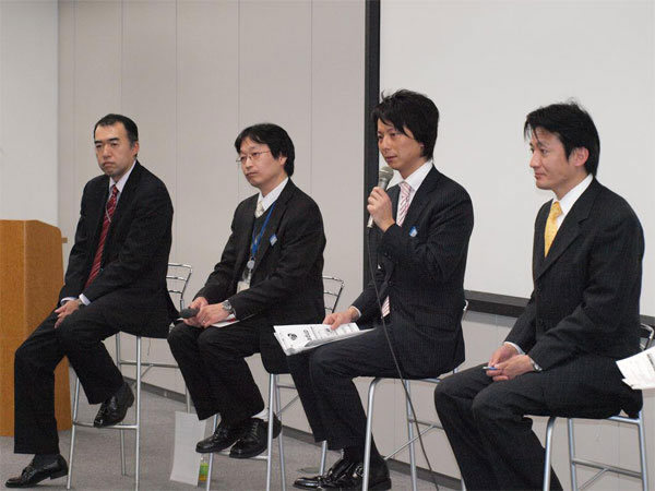 左から日立システムアンドサービス 市村氏、久保田氏、真島氏、武田氏