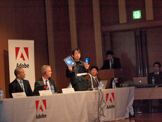 Digital Publishing Suiteのデモを行う、アドビ システムズ岩本崇氏。今回は、iPadおよびAndroid端末（Galaxy Tab）上で、ワンコンテンツマルチデバイスを実現するデモが行われた