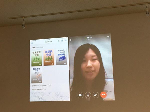 HandbookとSkypeによるSplit Viewのデモ。Skypeで会話しながら、Handbook上でコンテンツの共有が可能