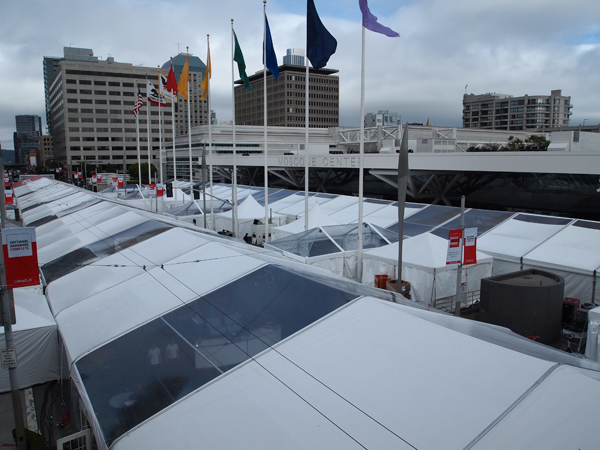 メイン会場となるMoscone Centerの南北スペースを挟む道路も会場としてセッティングされている。