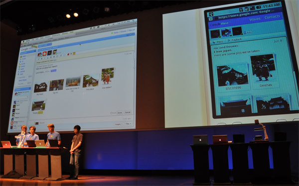 さらに携帯で撮った写真もそのまま相手のPCに表示。及川氏が登場して日本語で「日本の写真だ。すごいじゃないか！」と入力。即座に「Here are our pocts from Japan!!!」と翻訳文が表示。すごいじゃないか！