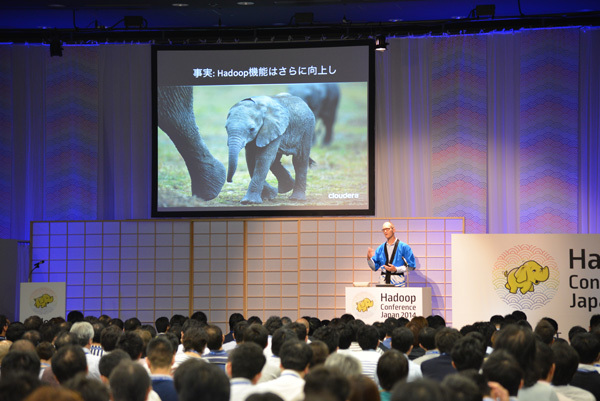 基調講演会場の模様。今回のテーマは「和風」、来場者には扇子が配られ、登壇者は障子をバックにはっぴ姿で講演を行いました