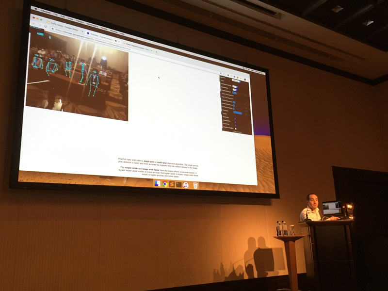 TFによる画像認識の例として、PoseNet のライブデモを行うGordon氏
